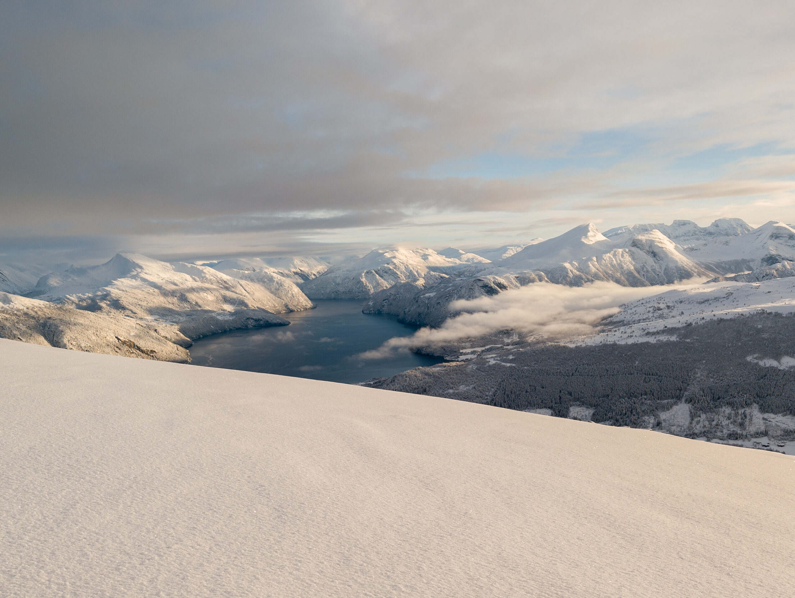 Utsikt over Storfjorden og snødekte fjell fra Roaldshorn