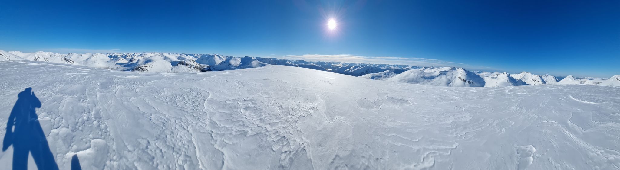Vinterpanorama over fjell og fjorder fra det brede toppområdet på Auskjeret