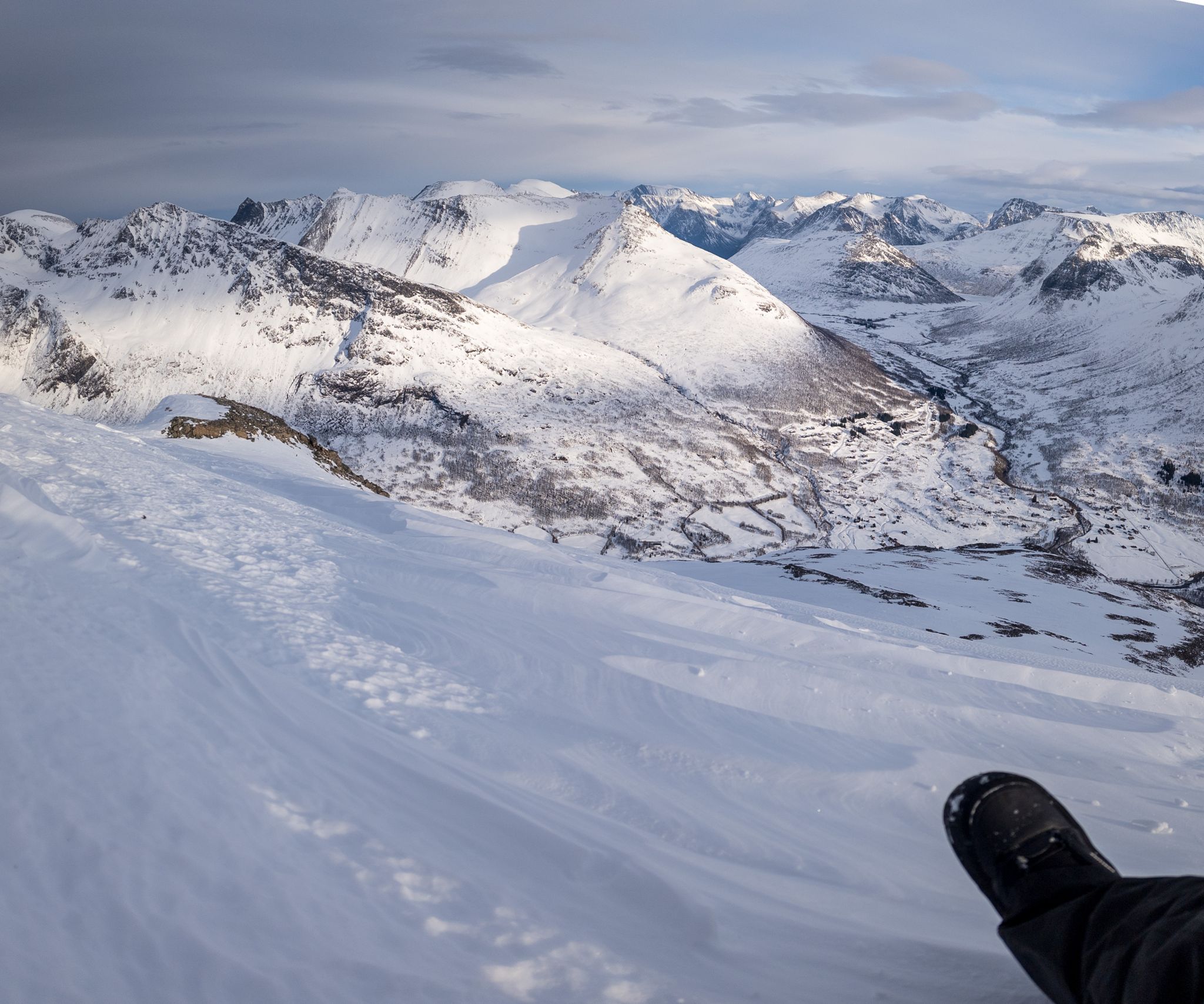 Utsikt fra snøryggen over Stordalen og fjellene rundt