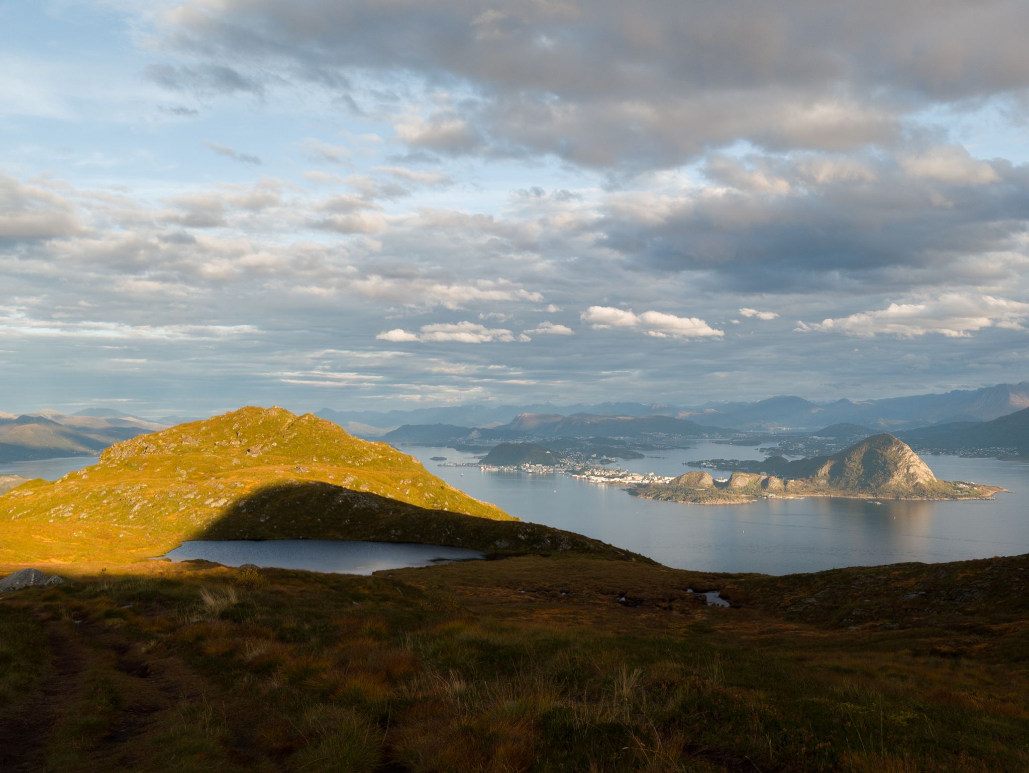 Alnesvatnet med utsikt mot øyene, Ålesund og fjellene innenfor