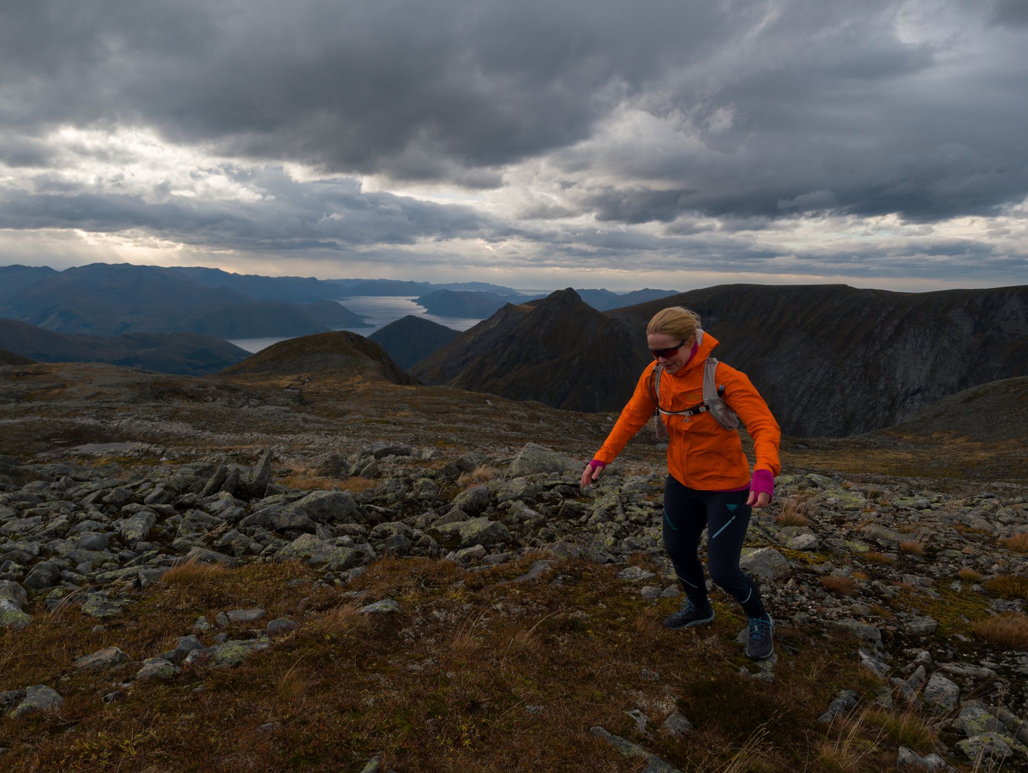 Turgåer på det åpne Nivaneplatået med fjord og fjell i bakgrunnen