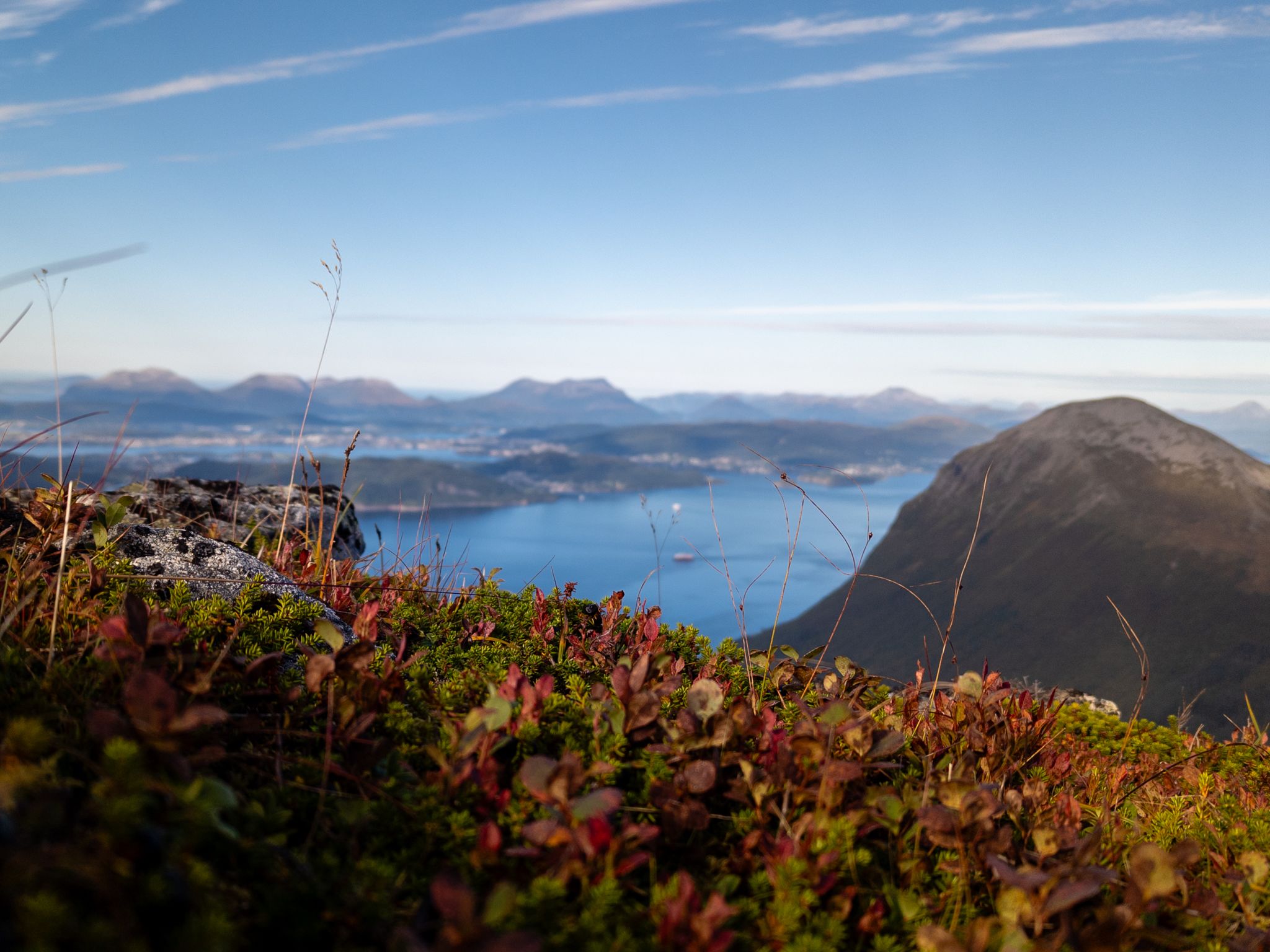 Høstlig fjellterreng med fjord, bygder og øyer sett fra Klovekinn og Klovetinden