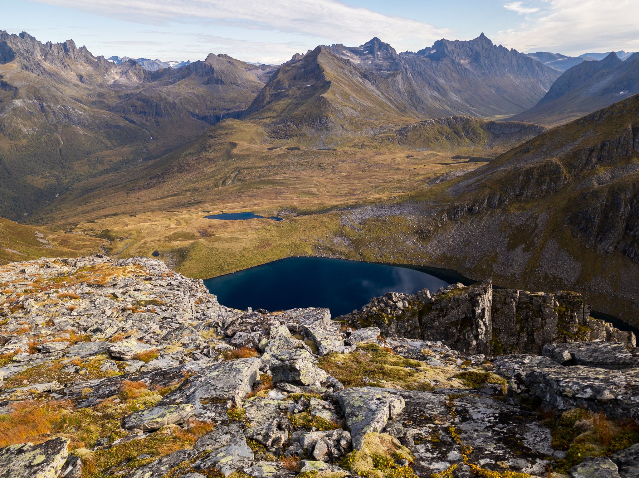Fjellvann, vide steinrygger og Sunnmørsalper sett fra platået ved Klovetinden
