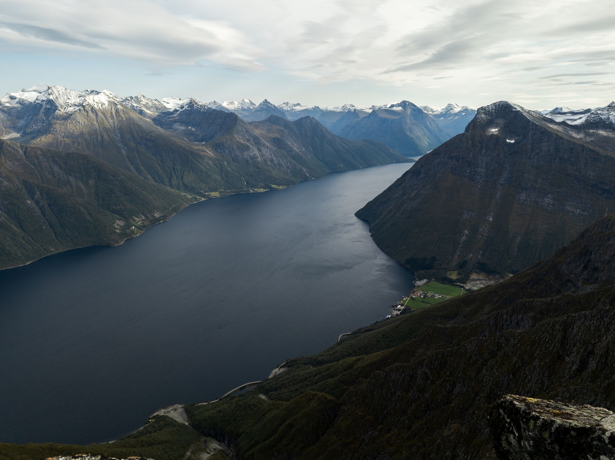Hjørundfjorden og bratte Sunnmørsalper sett fra Langenestinden