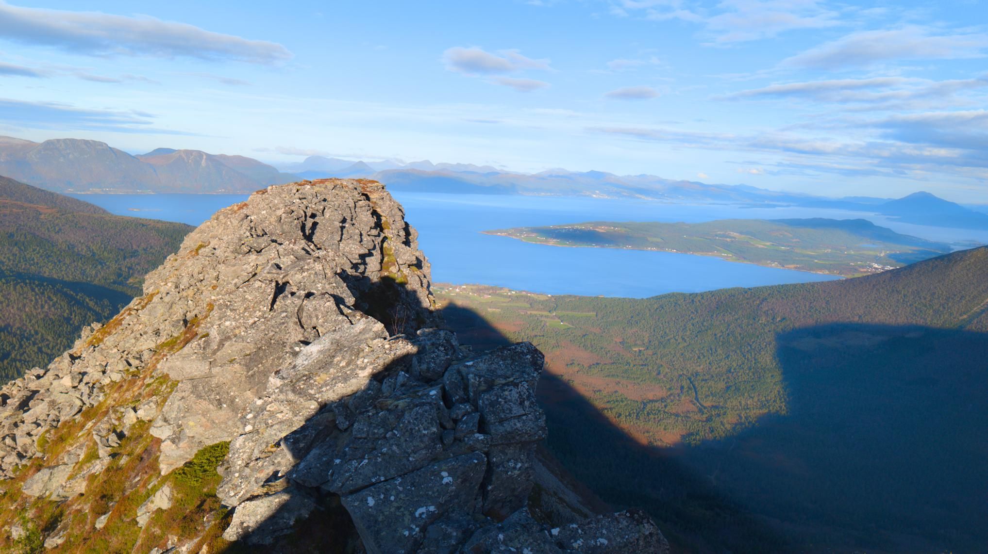 Steinete egg på Melen med bratte sider og utsikt over fjord og fjell.